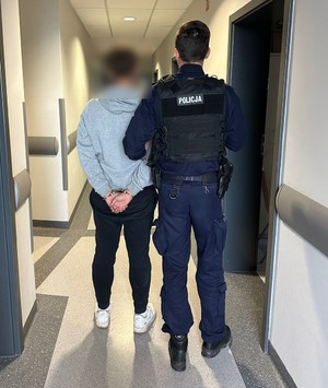 policjant z zatrzymanym, zabezpieczone narkotyki i pieniądze