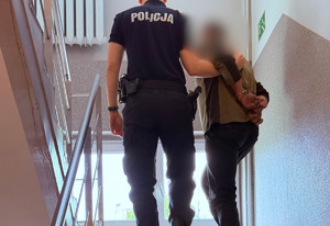 policjant z zatrzymanym