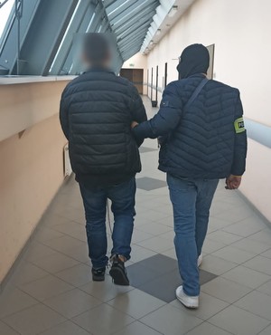 policjant z zatrzymanym, odzyskany samochód, zabezpieczone przedmioty