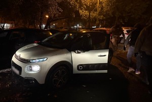 policjant z zatrzymanym, odzyskany samochód, zabezpieczone przedmioty