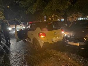 policjant z zatrzymanym, odzyskany samochód, zabezpieczone przedmioty