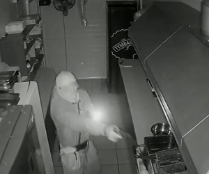 mężczyzna w kuchni w lokalu gastronomicznym