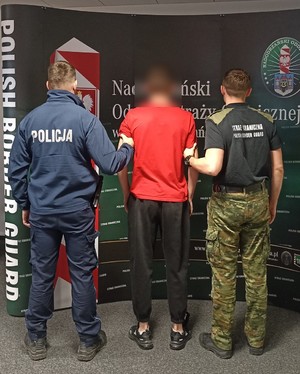policjanci z zatrzymanym