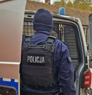 policjant przy radiowozie