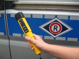 Alkomat na tle radiowozu