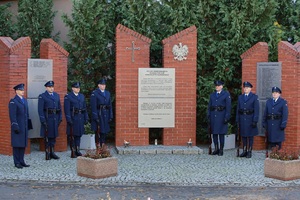 Delegacja wielkopolskich policjantów z nadinsp. Tomaszem Olczykiem na czele, która złożyła biało-czerwony wieniec jako symbol pamięci o policjantach, którzy w czasie wojny zginęli z rąk sowieckich i nazistowskich okupantów