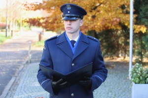 Delegacja wielkopolskich policjantów z nadinsp. Tomaszem Olczykiem na czele, która złożyła biało-czerwony wieniec jako symbol pamięci o policjantach, którzy w czasie wojny zginęli z rąk sowieckich i nazistowskich okupantów