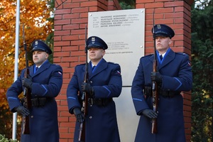 Delegacja wielkopolskich policjantów z nadinsp. Tomaszem Olczykiem na czele, która złożyła biało-czerwony wieniec jako symbol pamięci o policjantach, którzy w czasie wojny zginęli z rąk sowieckich i nazistowskich okupantów
