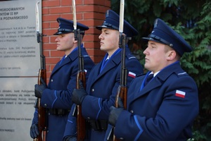Delegacja wielkopolskich policjantów z nadinsp. Tomaszem Olczykiem na czele, która złożyła biało-czerwony wieniec jako symbol pamięci o policjantach, którzy w czasie wojny zginęli z rąk sowieckich i nazistowskich okupantów