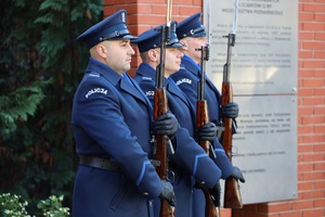 Delegacja wielkopolskich policjantów z nadinsp. Tomaszem Olczykiem na czele, która złożyła biało-czerwony wieniec jako symbol pamięci o policjantach, którzy w czasie wojny zginęli z rąk sowieckich i nazistowskich okupantów