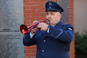 Delegacja wielkopolskich policjantów z nadinsp. Tomaszem Olczykiem na czele, która złożyła biało-czerwony wieniec jako symbol pamięci o policjantach, którzy w czasie wojny zginęli z rąk sowieckich i nazistowskich okupantów