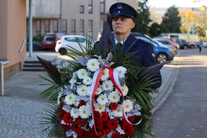 Delegacja wielkopolskich policjantów z nadinsp. Tomaszem Olczykiem na czele, która złożyła biało-czerwony wieniec jako symbol pamięci o policjantach, którzy w czasie wojny zginęli z rąk sowieckich i nazistowskich okupantów