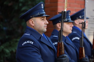 Delegacja wielkopolskich policjantów z nadinsp. Tomaszem Olczykiem na czele, która złożyła biało-czerwony wieniec jako symbol pamięci o policjantach, którzy w czasie wojny zginęli z rąk sowieckich i nazistowskich okupantów