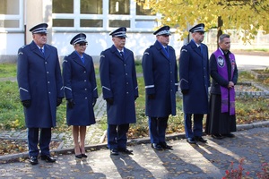 Delegacja wielkopolskich policjantów z nadinsp. Tomaszem Olczykiem na czele, która złożyła biało-czerwony wieniec jako symbol pamięci o policjantach, którzy w czasie wojny zginęli z rąk sowieckich i nazistowskich okupantów