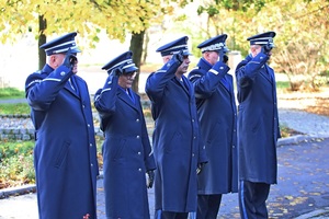Delegacja wielkopolskich policjantów z nadinsp. Tomaszem Olczykiem na czele, która złożyła biało-czerwony wieniec jako symbol pamięci o policjantach, którzy w czasie wojny zginęli z rąk sowieckich i nazistowskich okupantów