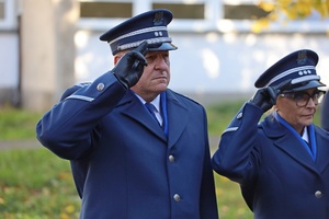 Delegacja wielkopolskich policjantów z nadinsp. Tomaszem Olczykiem na czele, która złożyła biało-czerwony wieniec jako symbol pamięci o policjantach, którzy w czasie wojny zginęli z rąk sowieckich i nazistowskich okupantów