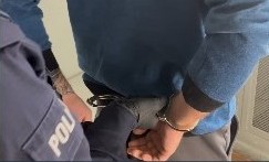 mężczyzna zakuwany w kajdanki