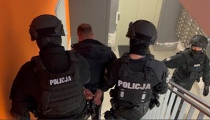 policjanci z zatrzymanymi