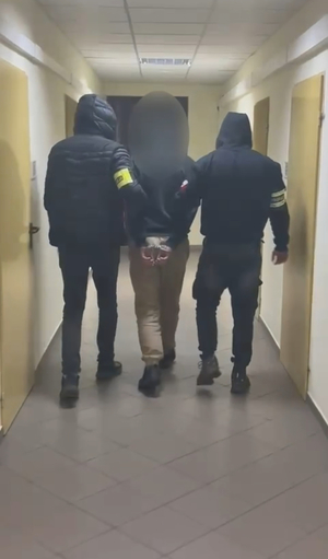 policjanci z zatrzymanym