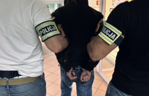 policjanci z zatrzymanym