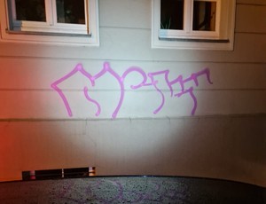 napisy na elewacji, spraye z farbą