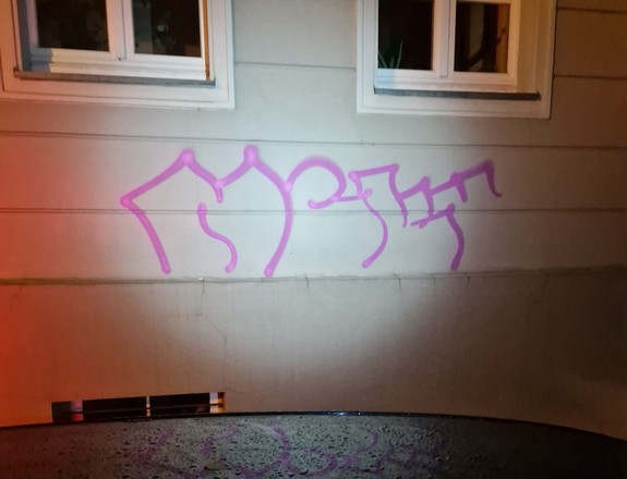 napisy na elewacji, spraye z farbą