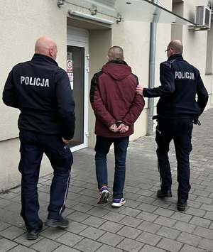 policjanci z zatrzymanym