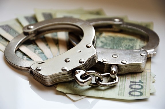 kajdanki leżące na pieniądzach