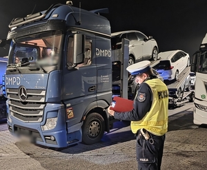 policjanci przy ciągniku siodłowym