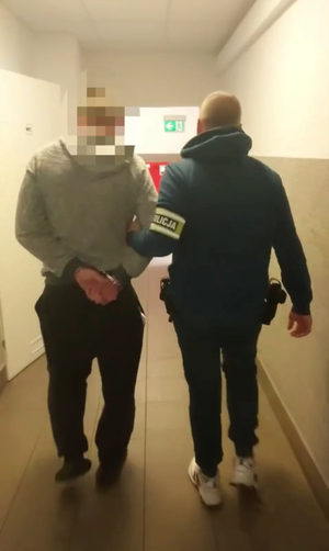 policjant z zatrzymanym