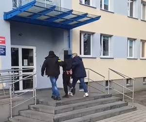 policjanci z zatrzymanym, broń czarnoprochowa