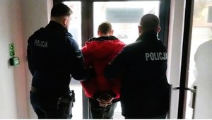 policjanci z zatrzymanym