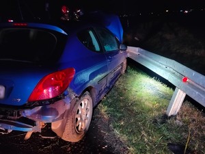 samochód rozbity na barierkach