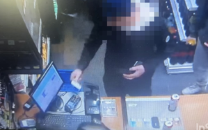 mężczyzna płaci kartą w sklepie