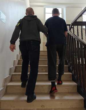 policjant z zatrzymanym