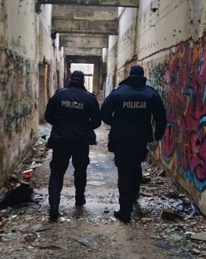policjanci w okolicy pustostanów