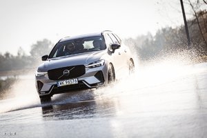 samochód jadący przez kałużę, woda rozpryskuje się