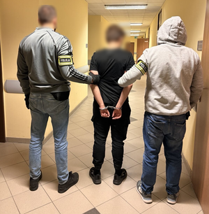 policjanci z zatrzymanym