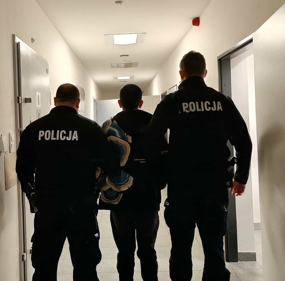 policjanci z zatrzymanym