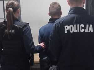 policjanci z zatrzymanym