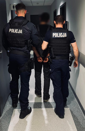 policjanci z zatrzymanym