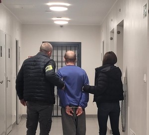 policjanci z zatrzymanymi