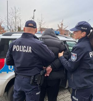 policjanci z zatrzymanym