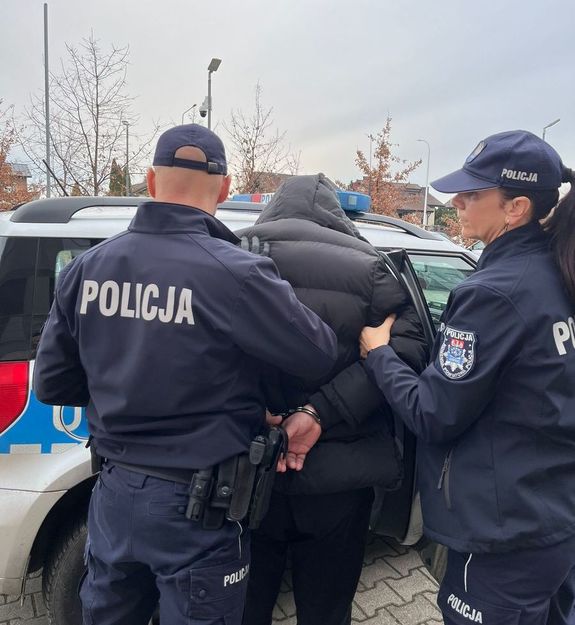 policjanci z zatrzymanym