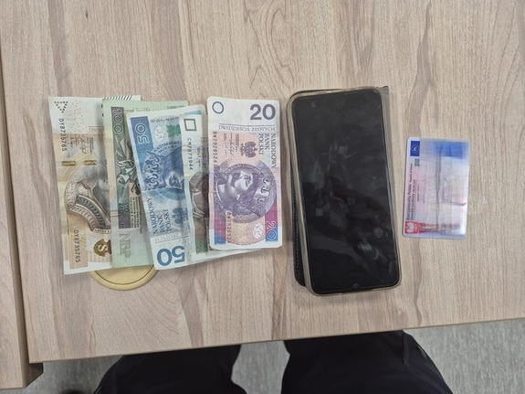 telefon, pieniądze i dowód osobisty