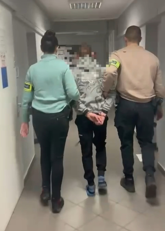 policjanci z zatrzymanym