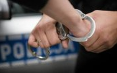 ręce zakuwane w kajdanki