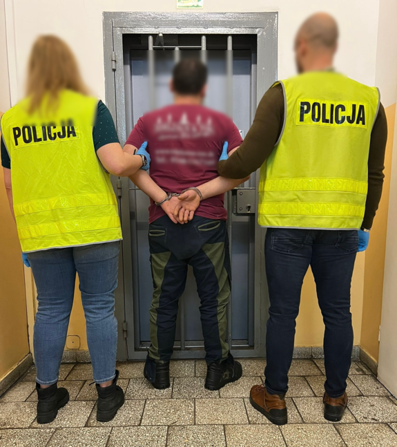 policjanci z zatrzymanym