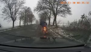 zapis z videorejestratora samochodowego, kierowca na motorowerze