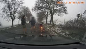 zapis z videorejestratora samochodowego, kierowca na motorowerze